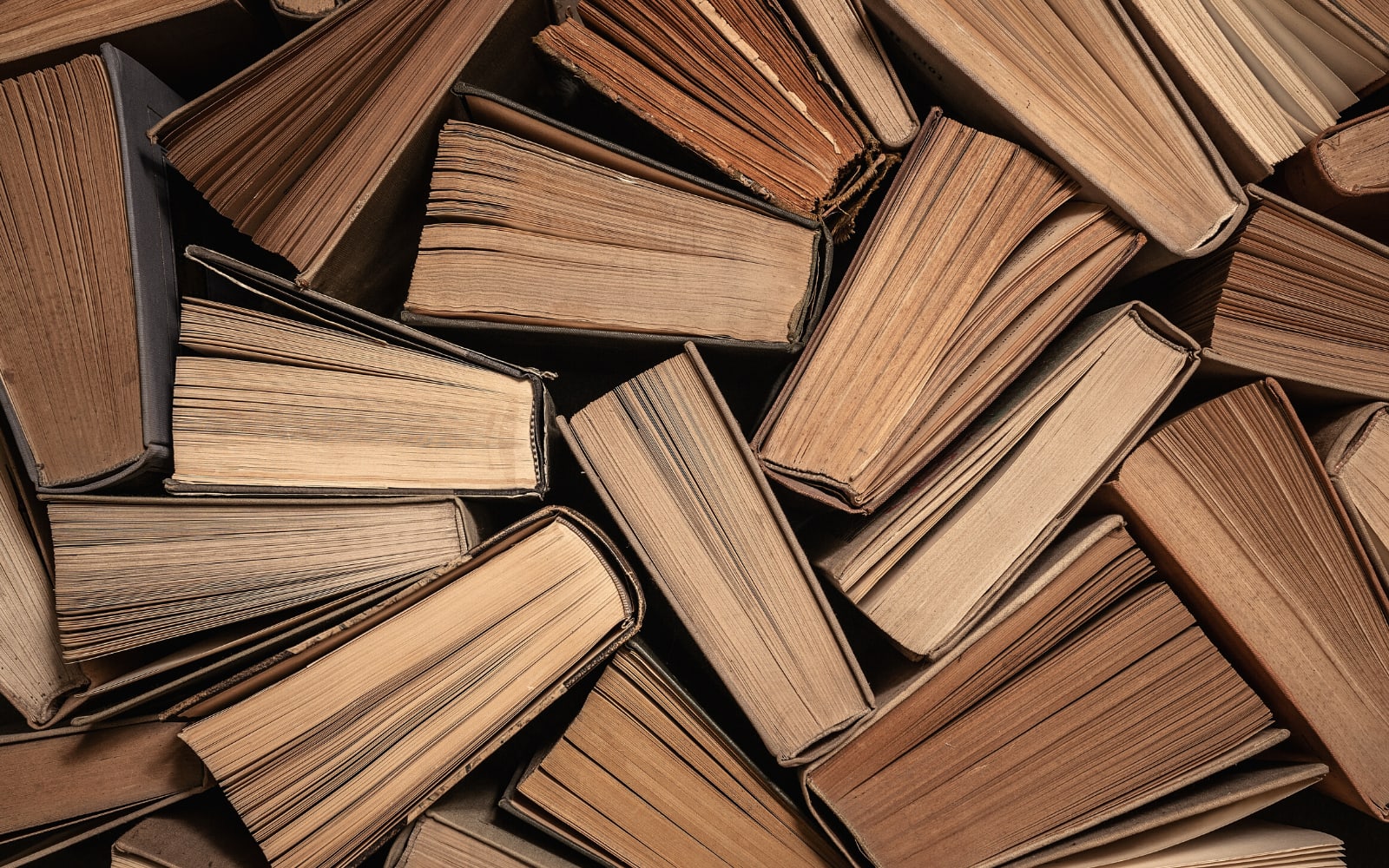 A lot of books shown to visualize the first of the 10 tips how to use reading for language learning.